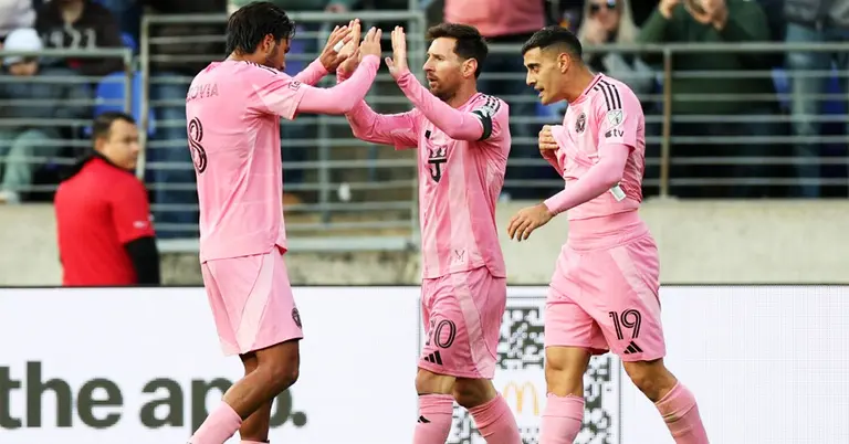 গোল করার পর উদযাপনের মুহূর্তে লিওনেল মেসি ও ডি পল